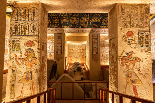 Private Valley of the Kings & West Bank Tour